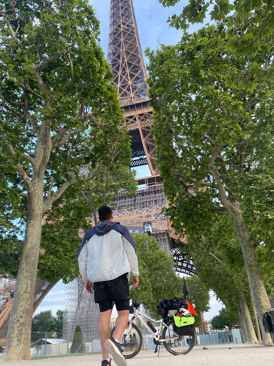 AsencioSullivan's tweet photo. Je commence à peine à réaliser que j’ai traversé la France à vélo en ayant  clairement fait du vélo 3 fois dans ma vie avant ça ! 1734km ✅ https://t.co/gmZNletxgL