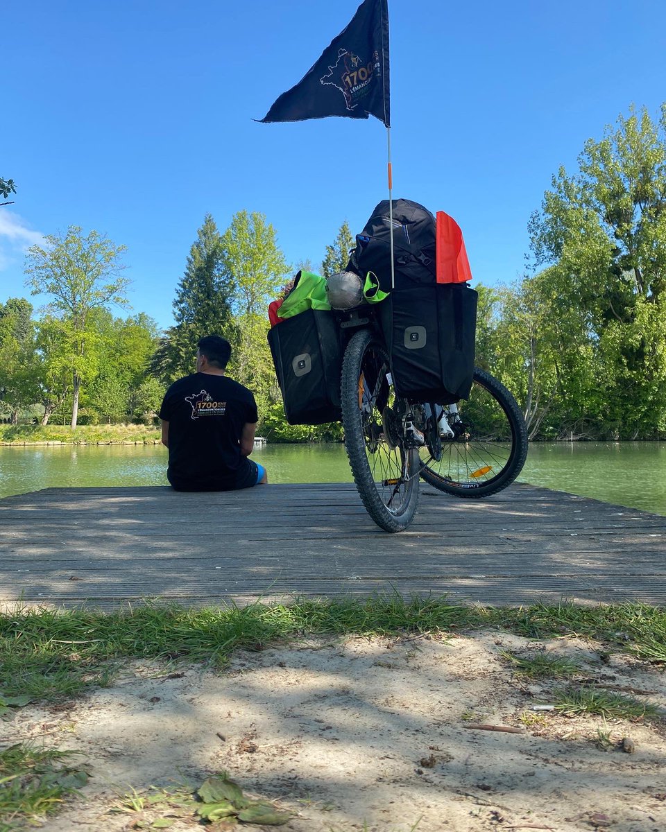 AsencioSullivan's tweet photo. Je commence à peine à réaliser que j’ai traversé la France à vélo en ayant  clairement fait du vélo 3 fois dans ma vie avant ça ! 1734km ✅ https://t.co/gmZNletxgL