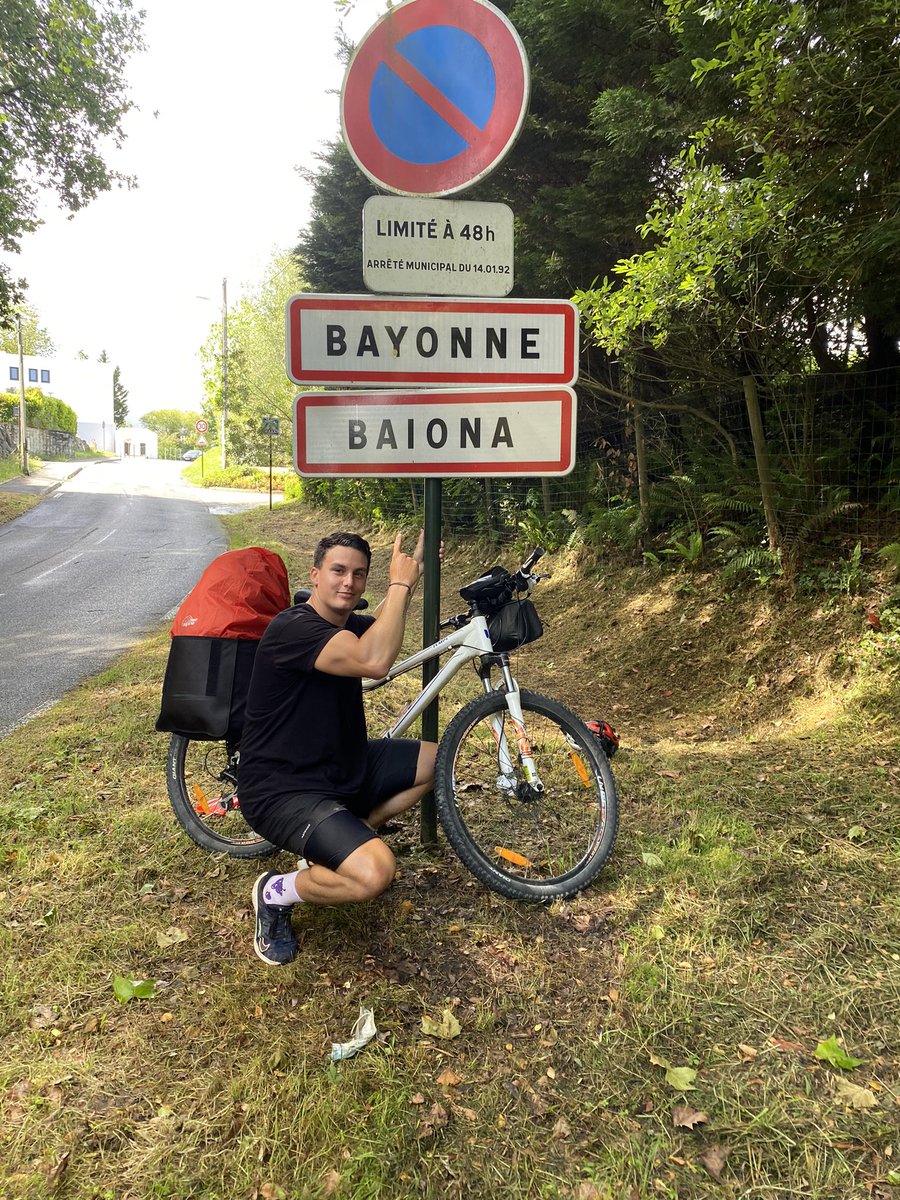 AsencioSullivan's tweet photo. Je commence à peine à réaliser que j’ai traversé la France à vélo en ayant  clairement fait du vélo 3 fois dans ma vie avant ça ! 1734km ✅ https://t.co/gmZNletxgL
