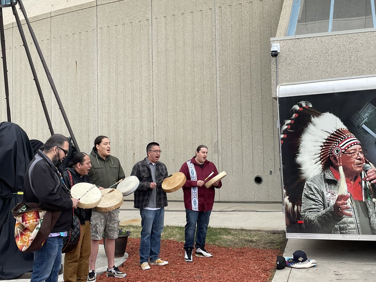 About to unveil a statue of hockey legend Fred Sasakamoose here at SaskTel Centre <a href="/CKOMNews/">650 CKOM</a> <a href="/CJMENews/">980 CJME</a> #yxe #Blackhawks #hockey
