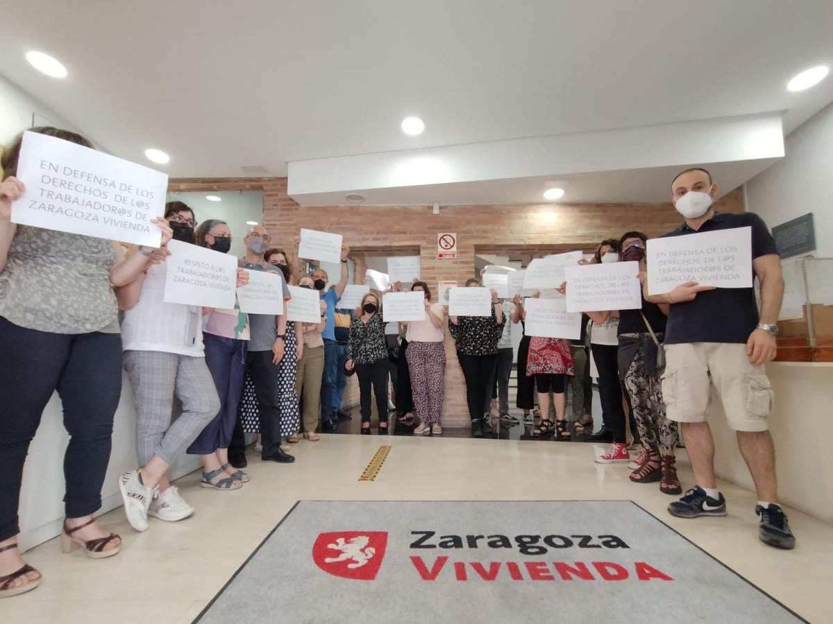 Otra concentración en @zgzvivienda .El juicio se ha aplazado pero la plantilla ha querido mostrar su apoyo a la denunciante. 
#CarolinaAndreu, que tal la reunión de ayer con el Gerente? <a href="/Jorge_Azcon/">Jorge Azcón</a> queremos soluciones. La plantilla sigue esperando que toméis cartas en el asunto.