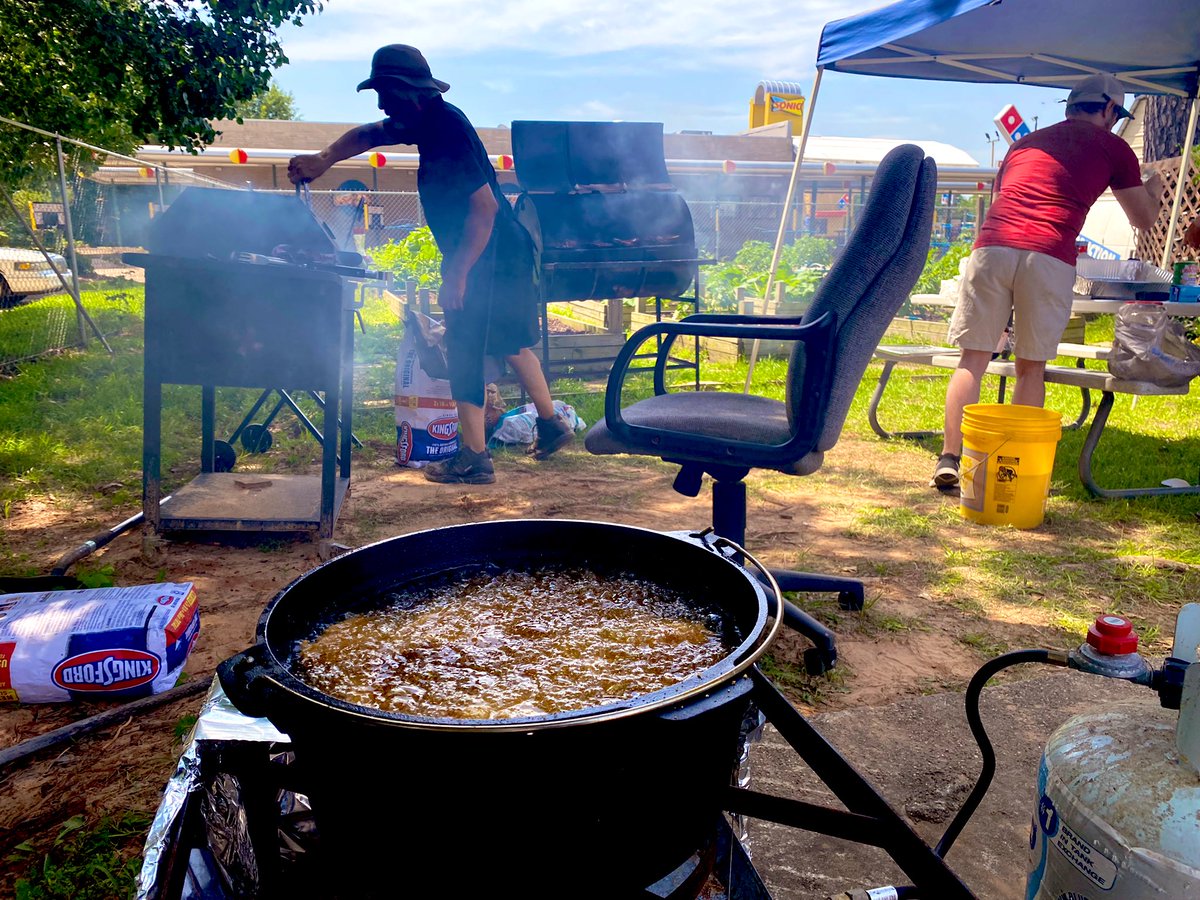 NewzShooter's tweet photo. It’s cookout day here at the station! #KTAL #NBC6NEWS #KMSS #louisiana https://t.co/Cuf7g3qebs