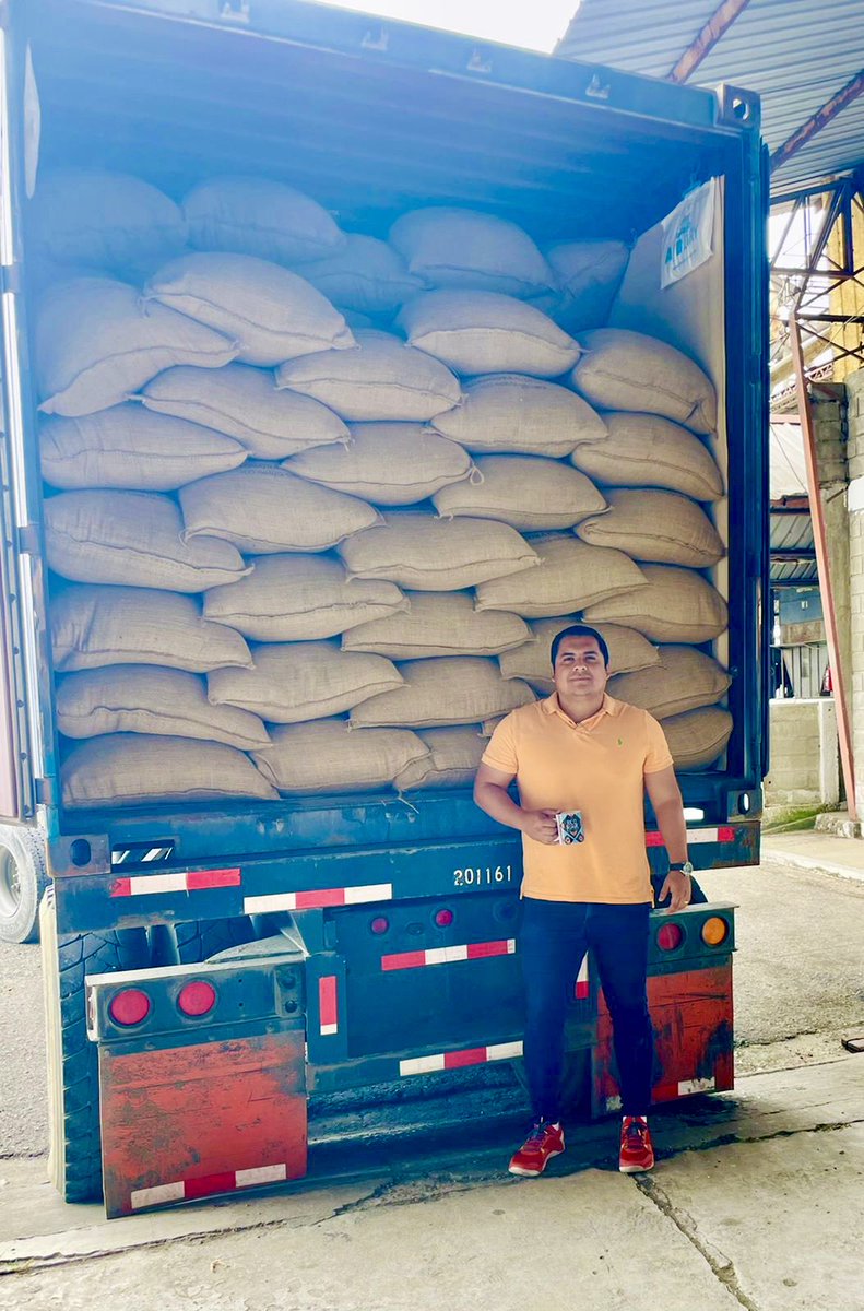 Mi socio ⁦<a href="/GonzalezrWilson/">WAGR</a>⁩ mandando “Rico Suave Coffee” para USA!! Camellando estamos!!