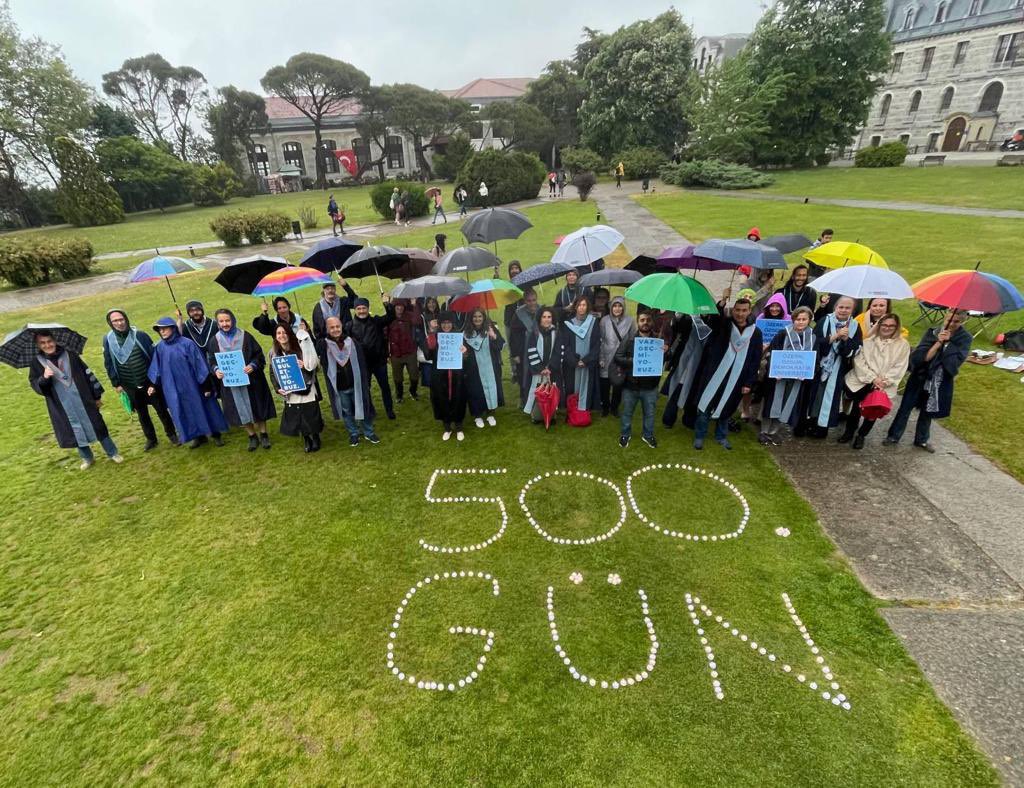 zhsart's tweet photo. Özgür,  özerk ve demokratik üniversite talebimizi 500 gündür tekrarlıyoruz! 
#Boğaziçi500gündür kabul etmiyor! 
Foto: @yunusunbabasi https://t.co/GMt09R731y