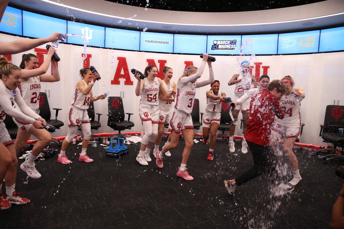 💦🎉 Cue the waterworks 🎉💦

Which celebratory moment the best⁉️