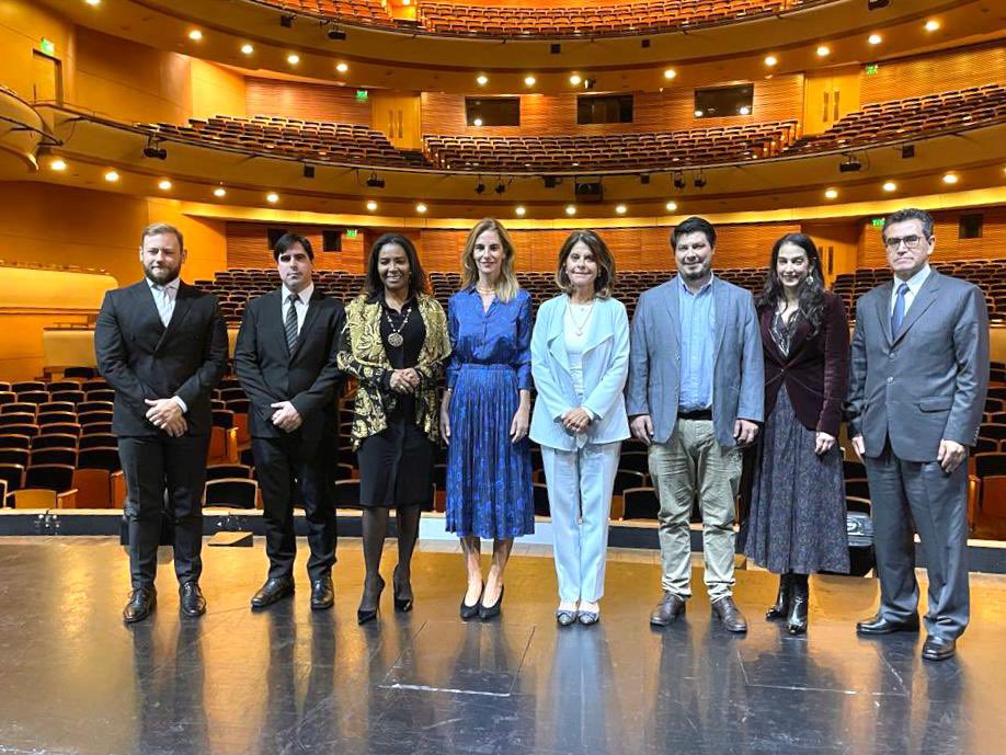 Visitamos las instalaciones de <a href="/Sodre_Uruguay/">Sodre</a>, en donde agradecimos haber elegido a Colombia como el país invitado a la Primera Semana Internacional que se desarrollará del 19 al 24 de julio en #Montevideo, espacios culturales que estrechan lazos en torno a la #EconomíaNaranja.