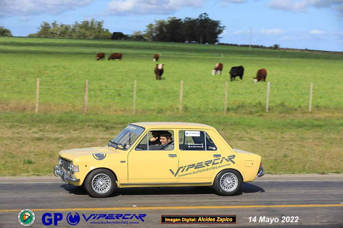 CUASoficial's tweet photo. Desfile de clásicos rumbo a Piriápolis, Gran Premio Vipercar 🏁

#cuas #cuas2022 #granpremiovipercar #cluburuguayodeautomovilessport #cuascolabora https://t.co/iYqTXoH9sd