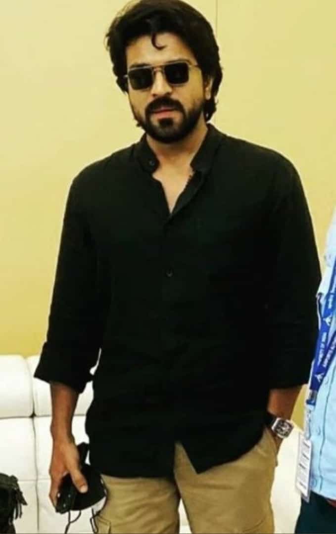 teamrc_nellore's tweet photo. When It Comes To OffScreen Style And Looks ,He Is The One Who Conquers 💥

@AlwaysRamCharan 👑🔥

MAN OF MASSES RAMCHARAN For Reason🤙🏻
#RamCharan #RC15 https://t.co/xApTppR3MS