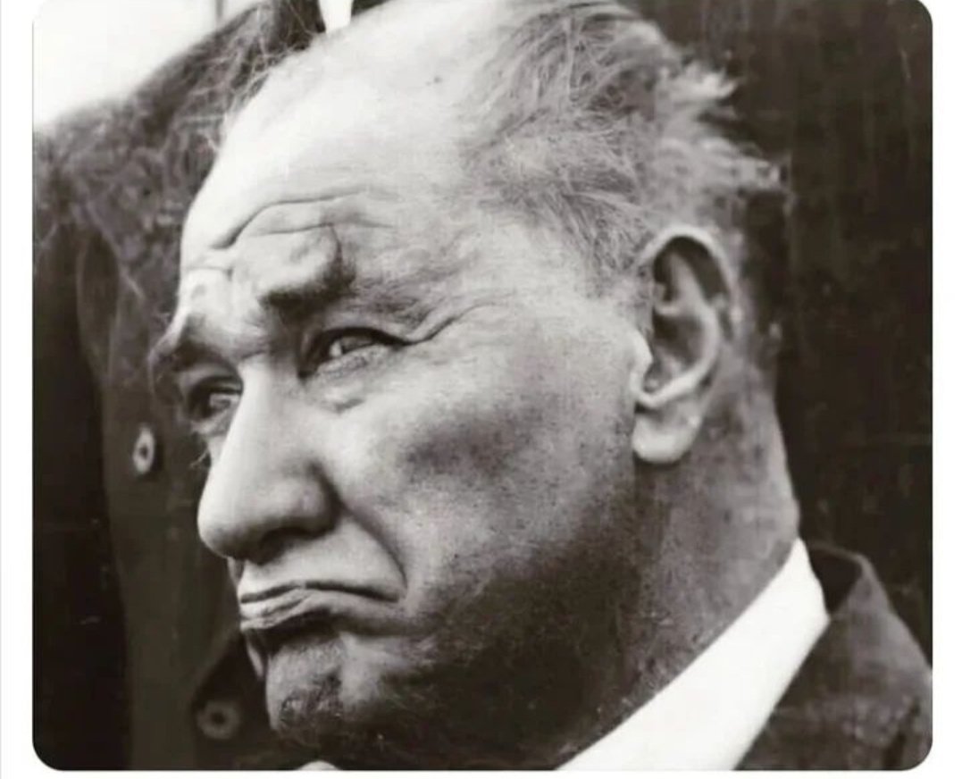 Bakışlarından kelimeler dökülenim... Mustafa Kemal'im... Geçmişten, bizi hala geleceğe taşımaya çalışan liderim, rehberim, Atatürk'üm, ölümsüzüm...