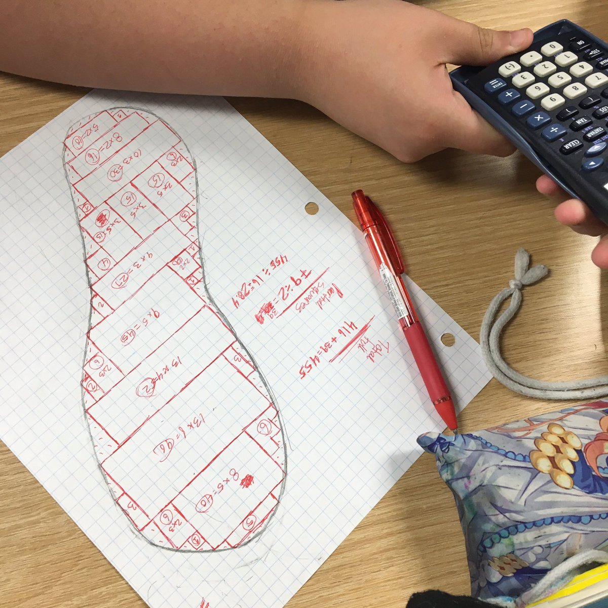 dailystem's tweet photo. Step 1 of this year’s #ShoeDesignChallenge has begun:
Finding the approximate area of our shoe 
👞 👟 👠 📝 📏 🧮 https://t.co/fCewls0Ho2