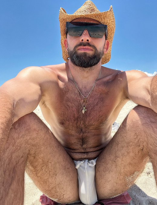 Just hanging at the beach ✌🏼 https://t.co/DtSg0BaCmb