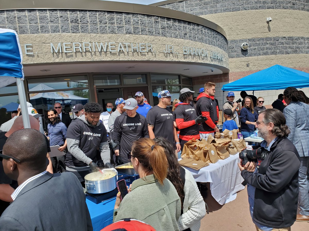 Thank you to the <a href="/BuffaloBills/">Buffalo Bills</a>, <a href="/BuffaloSabres/">Buffalo Sabres</a>, <a href="/BuffaloBandits/">BUFFALO BANDITS</a> &amp; Chef <a href="/chefjoseandres/">Chef José Andrés 🕊️🥘🍳</a> and his <a href="/WCKitchen/">World Central Kitchen</a> for coming down to the Jefferson Avenue community in Buffalo and serving lunch to all! This is what our community is about. We are #BuffaloStrong!
