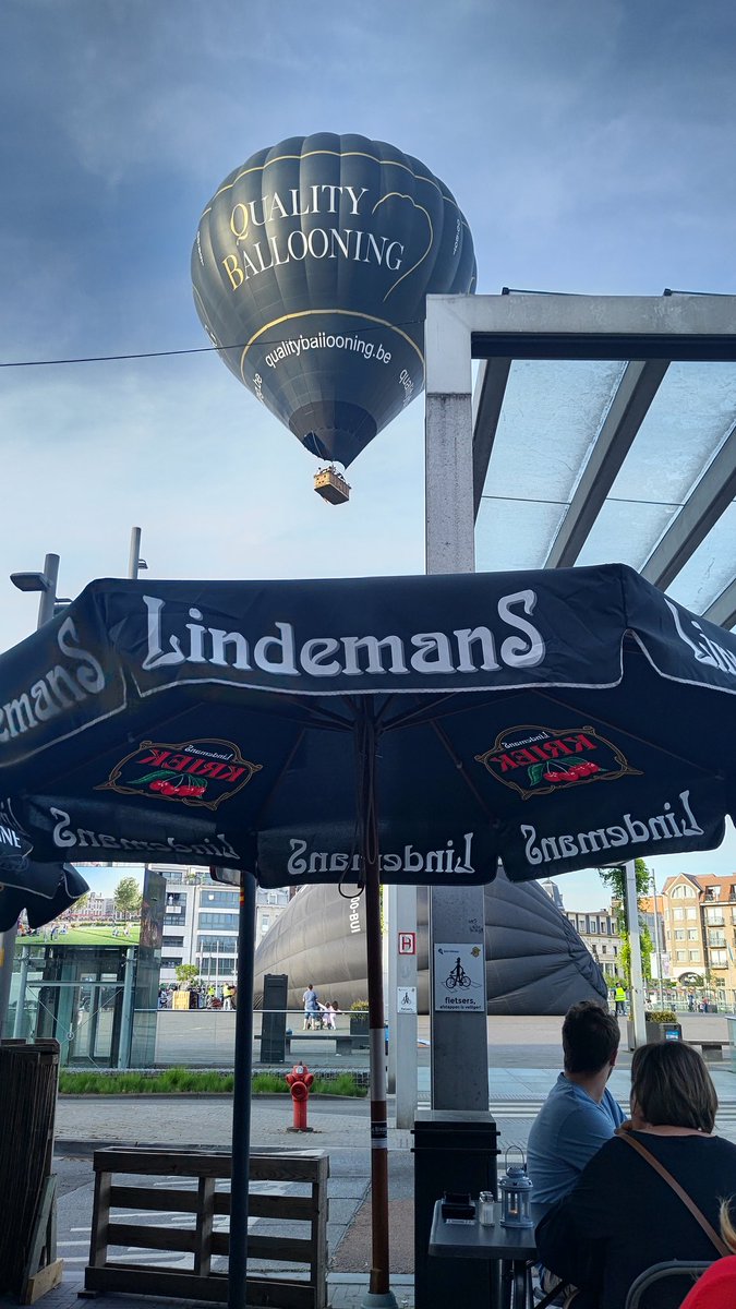 tvlemmens's tweet photo. Gezellig eten op de markt, met spektakel... 🎈 https://t.co/1NoKvnasbJ