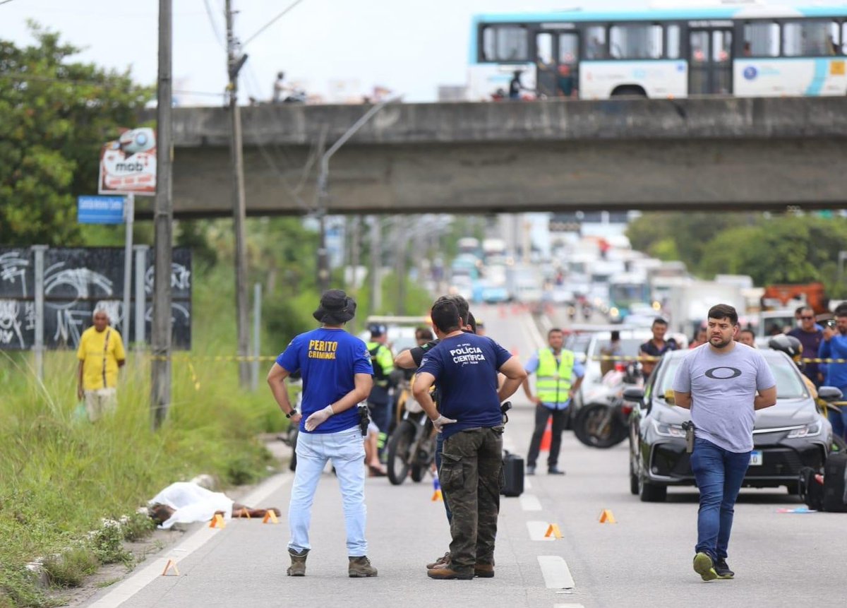 soumaisflu's tweet photo. Dois policiais rodoviários federais são mortos a tiros em viaduto na BR-116 https://t.co/V5vUeSaqyo via @folhadoestadoba https://t.co/p7iovXfXnz