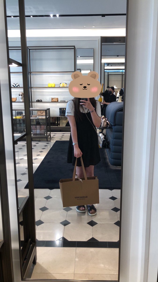 Lyn_Lynn_'s tweet photo. Đi mua túi cheap moment với anh Ri nè 💜🧡 https://t.co/x0krg1XdMo