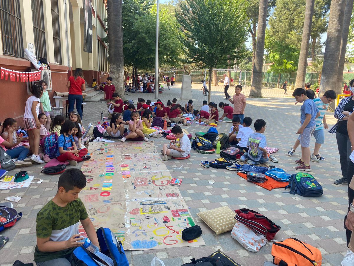 Kazımpaşa Ortaokulunda, Çevre Dostu Okul Projesi kapsamında atık malzemelerle "19 Mayıs Coşkusu" etkinliği yapıldı. Kazımpaşa İlkokulu, "okul dışarıda" sloganı ile sınıf dışında etkinlikler gerçekleştirdi. <a href="/AtilaIsikkaya1/">Atila IŞIKKAYA</a> <a href="/izmir_ilmem/">İzmir İl Milli Eğitim Müdürlüğü</a> <a href="/MucahitYentur/">Murat Mücahit Yentür</a>