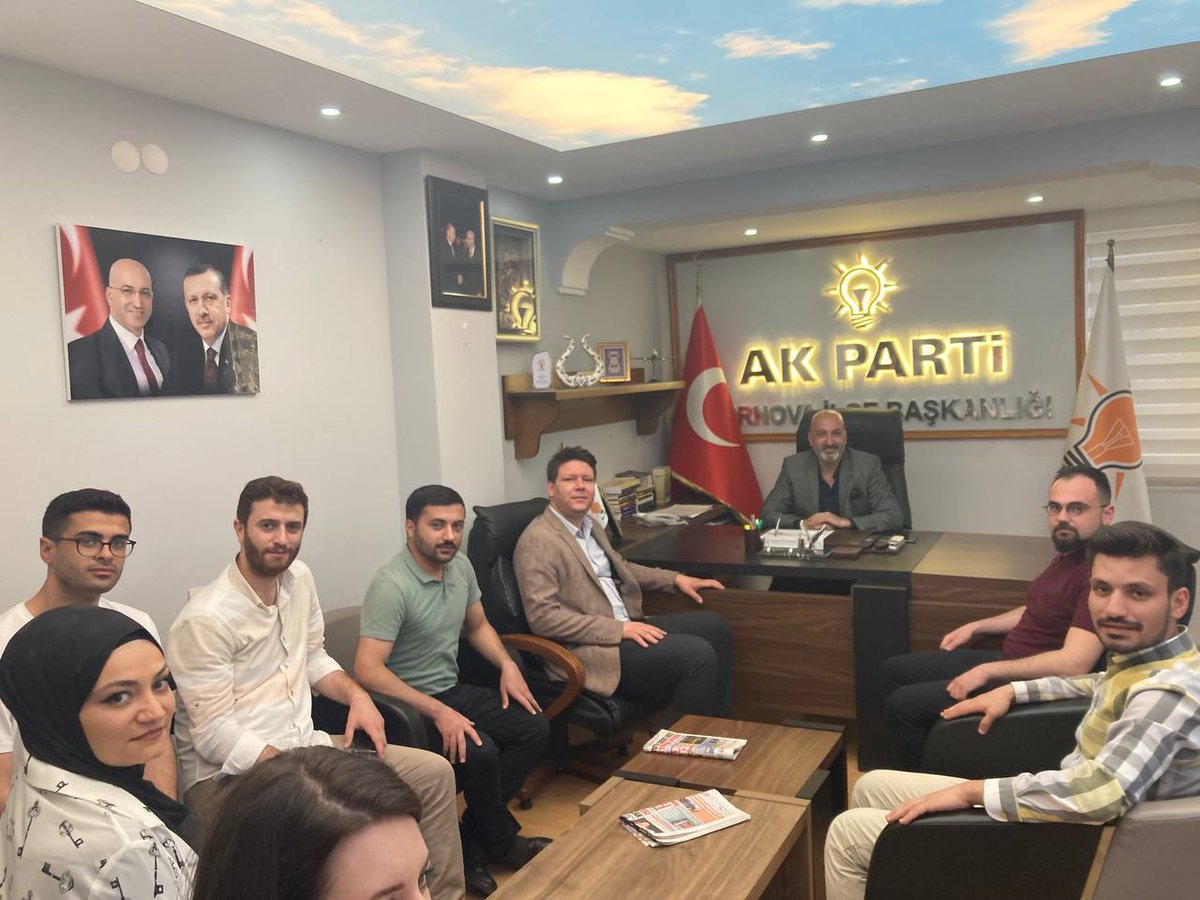 Gençlik Kolları İl Başkanımız @receptayiptslak, Bornova İlçe Başkanlığını ziyaret ederek Gençlik Kolları teşkilatımızla bir araya geldi. 

#BirGençlikŞöleni 
#İzleBizi