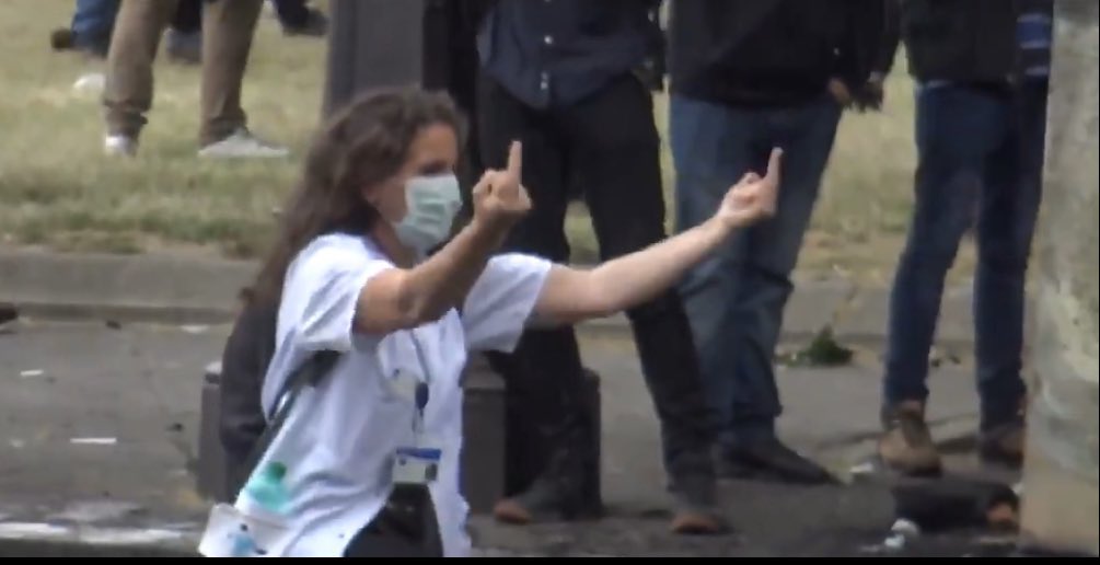 PoliceSCSI's tweet image. Farida Chikh, l’infirmière condamnée pour avoir jeté des morceaux de bitume sur les #policiers lors d’une manifestation de soignants en 2020 est candidate pour #LFI 
Pour les investitures, à #LFI c’est simple, plus vous détestez la Police, plus vous avez de chance d’être retenu !