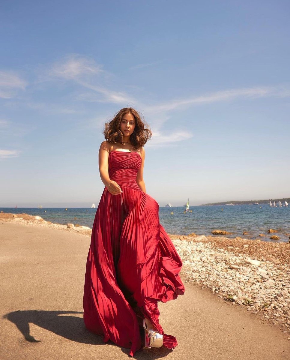 filmfare's tweet photo. Slaying and how!

#HinaKhan stuns at #Cannes2022. ❣️❤️‍🔥 https://t.co/yLQyzMWoc8