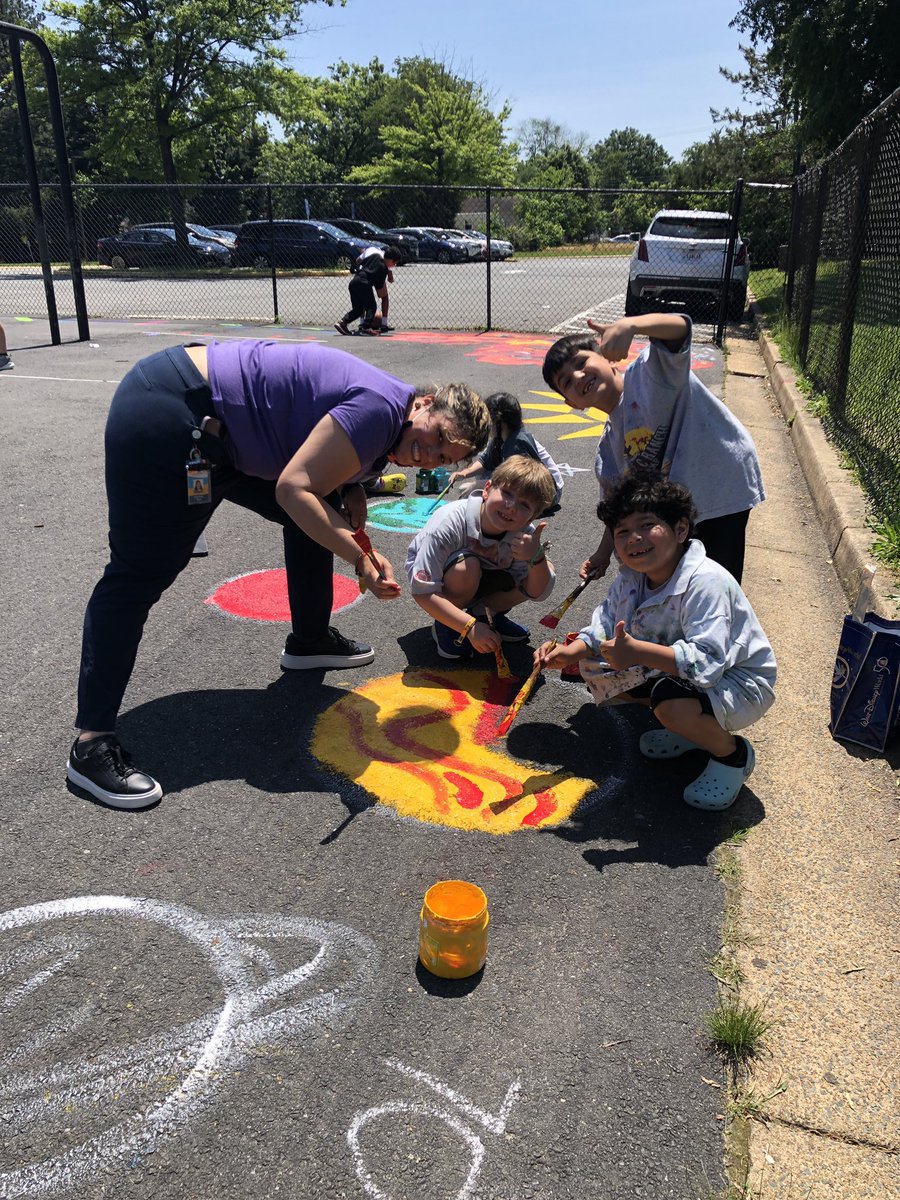 STEAMCameronES's tweet photo. 1st grade @CameronElem working collaboratively on our outdoor sensory walkway they helped design. Thank you @FCPSFoundation for funding our grant! https://t.co/EzGZd1wDtV