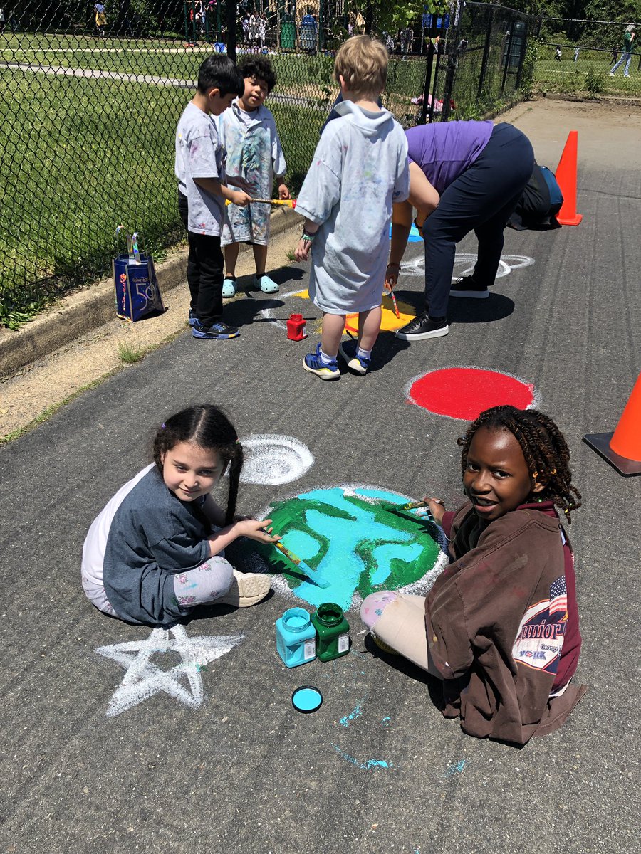 STEAMCameronES's tweet photo. 1st grade @CameronElem working collaboratively on our outdoor sensory walkway they helped design. Thank you @FCPSFoundation for funding our grant! https://t.co/EzGZd1wDtV