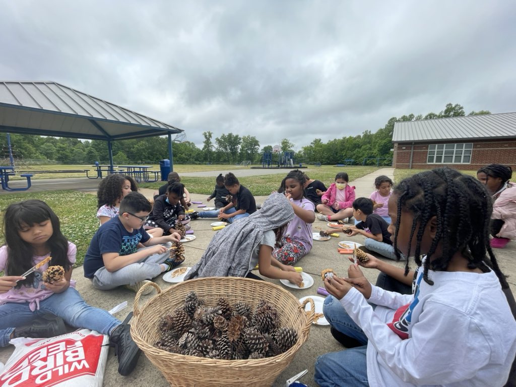 Mrs_BGunter's tweet photo. What better way to finish up our unit on birds than by making our own bird feeders? #learngrowlead #lexcs #cees #secondgrade #birdwatching https://t.co/nYw5HktiAa