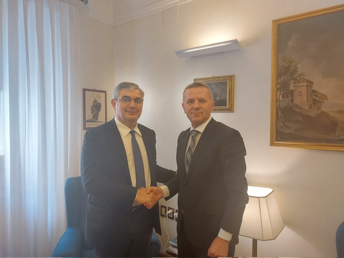 Profondamente onorato di incontrare oggi S.E. il Senatore italiano, Luciano D'Alfonso. Ho ringraziato il senatore per tutto il sostegno fornitoci finora e l'ho invitato a visitare il parlamento della Macedonia del Nord, e spero che si realizzi al più presto.