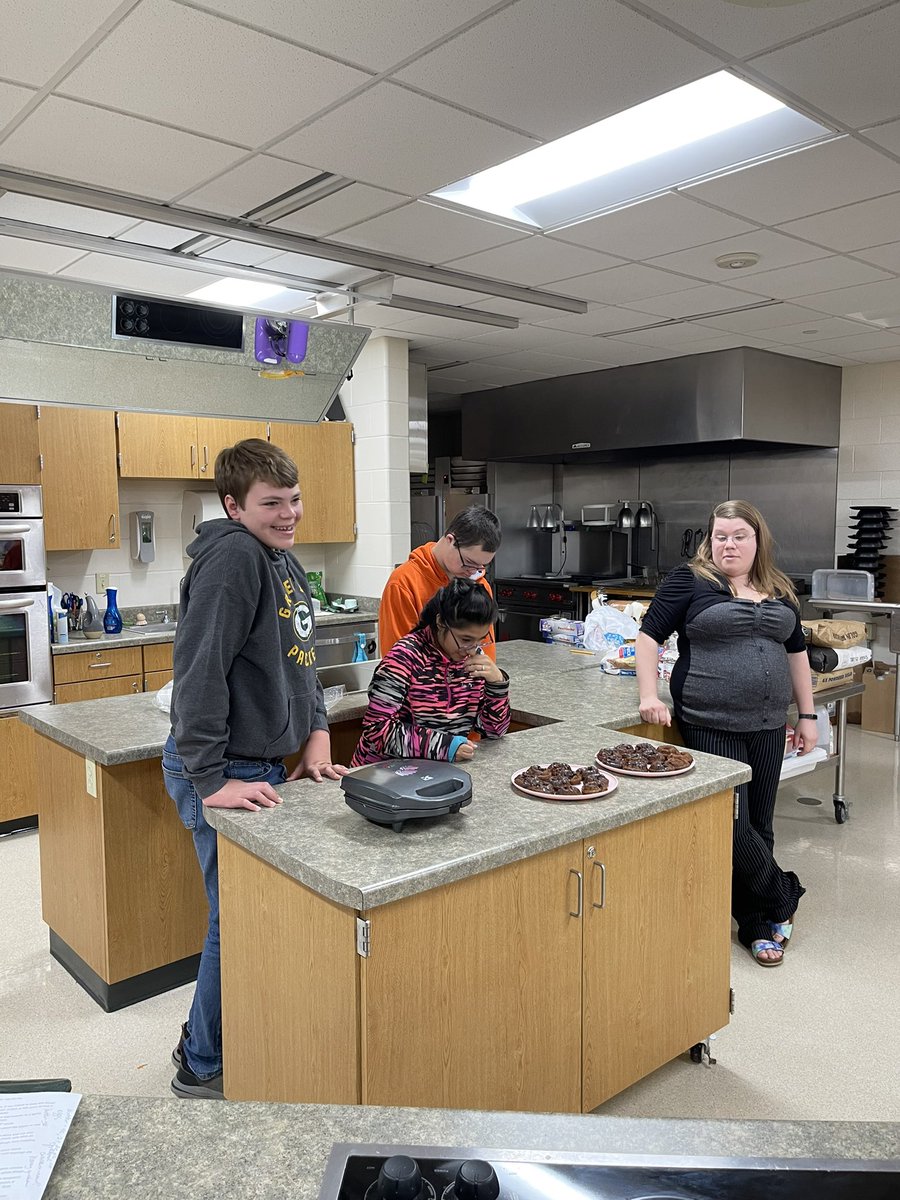 MrsZipperer's tweet photo. Some of the foods groups completed their appliance demos today. They did a great job talking about their products and making treats for the class! #reedsvillesd #theyarestars https://t.co/oWtuZx43Za
