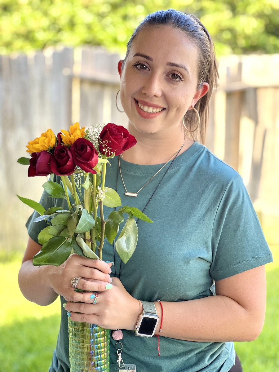 MartinezR2015's tweet photo. Won @AliefISD MVP Award for the month of May! Thank you @Martinezsv42 for nominating me…🍎 👩🏻‍🏫 and my @Alexander_AISD family! #thankfulgratefulblessed https://t.co/UcUiz8pmcQ
