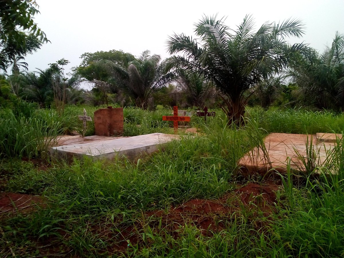 MairieVo1's tweet photo. Le Maire de la #CommuneVo1, Monsieur AFANDE Atissovi s'est rendu ce mardi sur le site devant abriter le cimetière municipal annexe à Agbopé https://t.co/FQNGrgDMNW