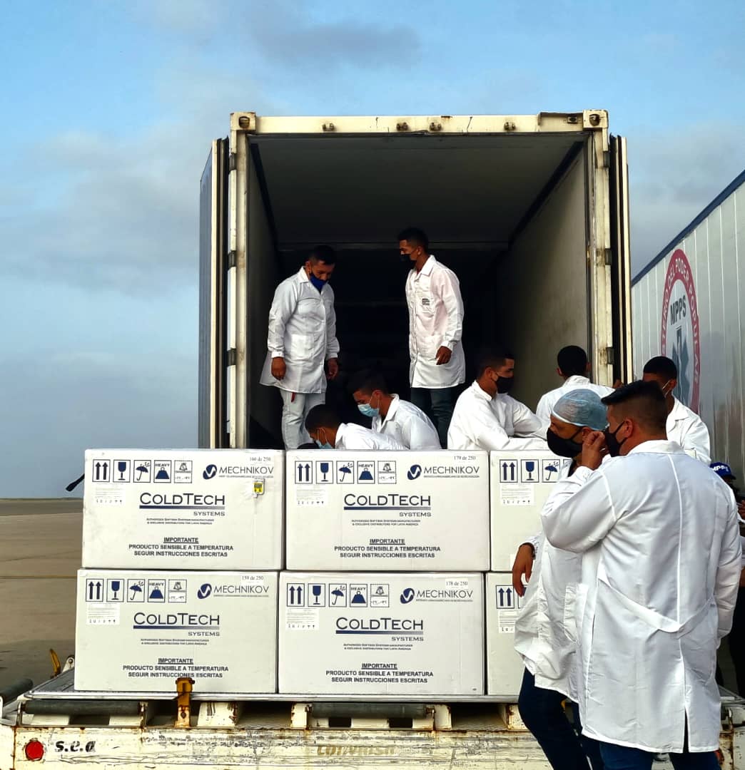 EmbSergio's tweet photo. 💉✈️ #Hoy llegó a Venezuela un lote conclusivo de 2,5 000 000 de dosis de la vacuna antigripal rusa del centro #Mechnicov como parte humanitaria de nuestra cooperación en materia de salud entre Rusia y Venezuela.

🇷🇺🤝🇻🇪 Cuidando la salud #juntos https://t.co/PCQuKAKLxc