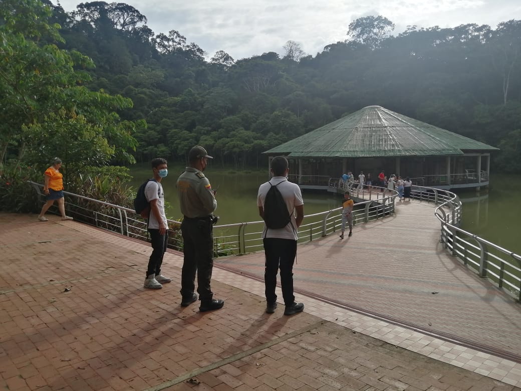 PoliciaDepuy's tweet photo. Nuestro grupo de #ProtecciónTurismo realiza acciones pedagógicas en el museo #Suruma de Mocoa, con el fin de promover espacios de cultura y esparcimiento en familia, para valorar el patrimonio cultural de nuestro departamento. 
#EsUnHonorSerPolicia https://t.co/A3IY4PfadE