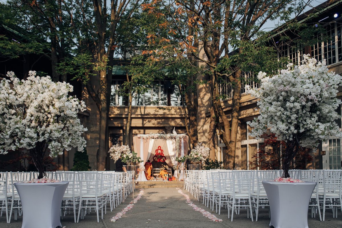 liberty_grand's tweet photo. Lush gardens and dreamy details make this courtyard setup a dream come true!๐โ โ
๐ธ: @ericcheng.photography
#libertygrand #libertygrandtoronto #wedding #luxurywedding #iconic #torontowedding #weddingvenue #libertygrandto #weddingseason #weddinginspo2022 #courtyardwedding https://t.co/yY2DERb4zJ