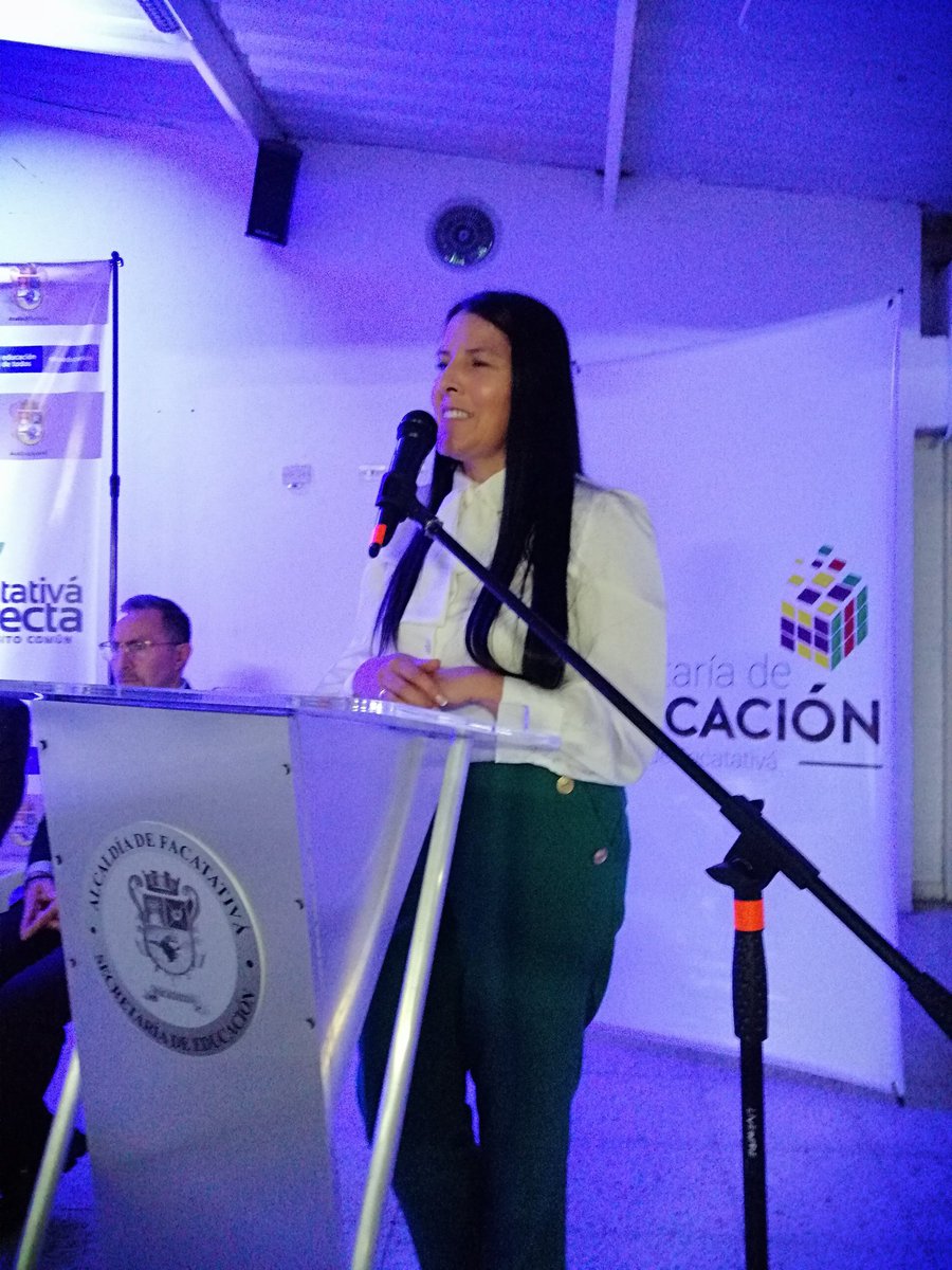 SEDFACATATIVA's tweet photo. La Secretaria de educación saluda a los estudiantes en la ceremonia de entrega de Bono de la excelencia https://t.co/57EHtUBVED
