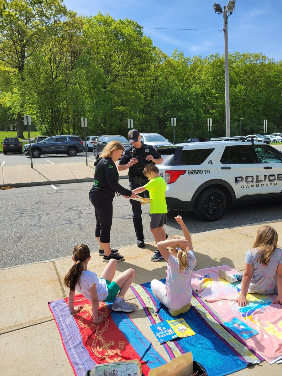 Took our reading lesson outside today and one lucky kid got to read to the Randolph Police Officer stopping by! <a href="/ShongumElem/">Shongum Elementary</a> #RandolphSchools <a href="/RandolphPD/">Randolph Police Dept</a>