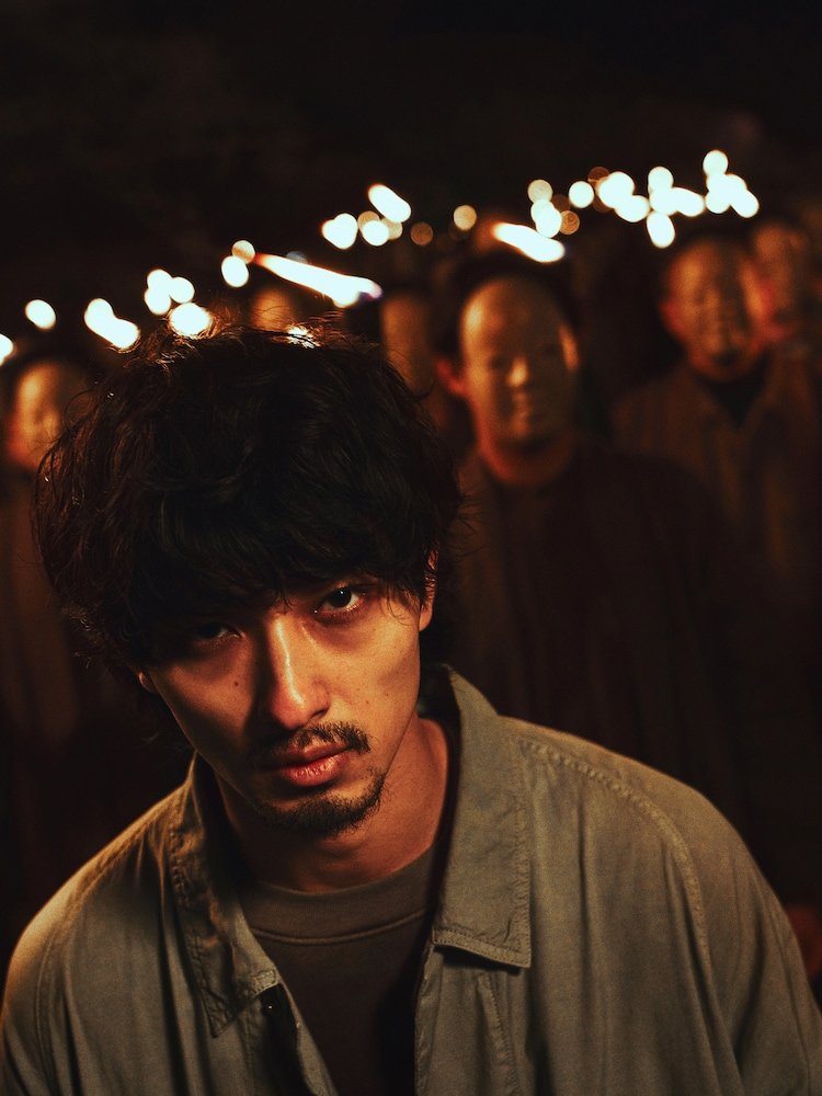 #YokohamaRyusei to be leads in Fuji Michihito's movie "Village". Suspense movie about the darkness of modern society, set in a  huge final disposal site for garbage nearby mountain where the mysterious noh ritual is held. Release in 2023.

#ヴィレッジ #横浜流星
