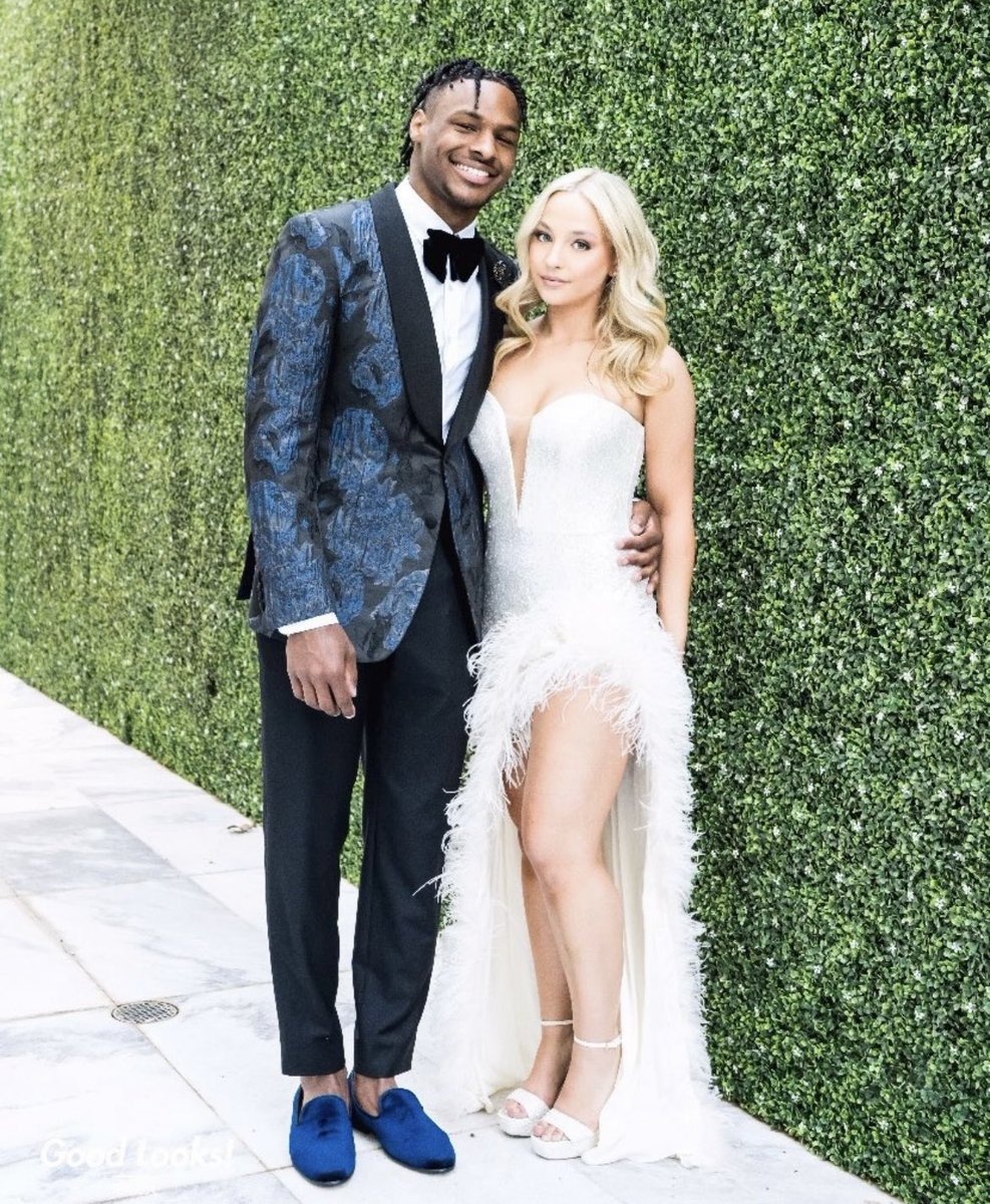 overtime's tweet image. Bronny growing up y’all 🥲
(via @goodlooksfamily)