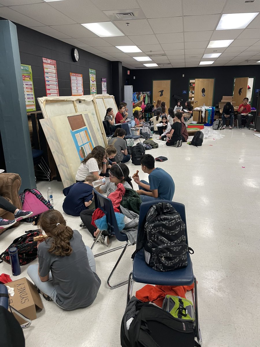 QueenCornwell's tweet photo. Thank you, InVida and Mr. &amp; Mrs. Aleman for providing dinner for our kiddos today! #Seussical #seussicaljr https://t.co/zUjKANq7VG