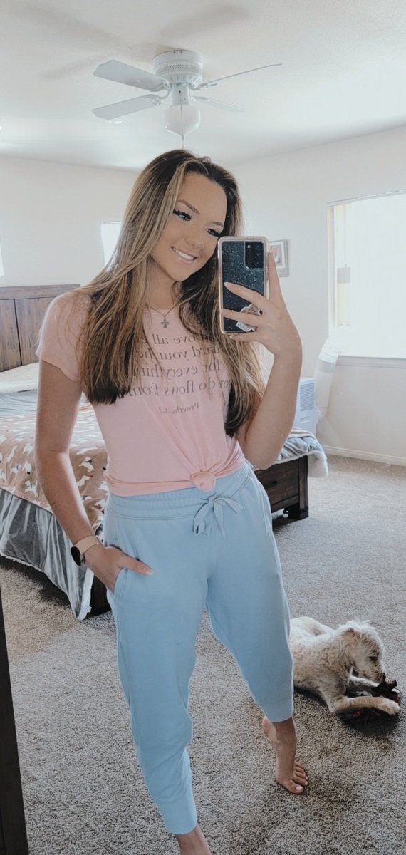 Do you like dogs? 

#doggonecute #dogs #selfie #mirrorpicture #doggo #freshlymadebed #blonde #smile #explore #naturallight #crossnecklace #cute #pink #joggers #pockets #model #modelpose #vogue #redcarpet #frontpage