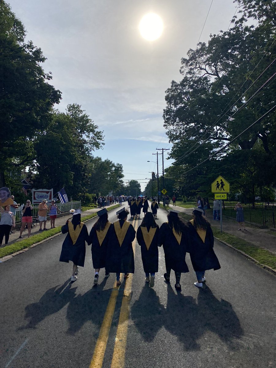 TonyJarvis_MHS's tweet photo. A tradition for Murray High senior week.  The Main St Parade.  ❤️ our seniors. #Classof2022 #MurraySchools https://t.co/BMMjEDumA8