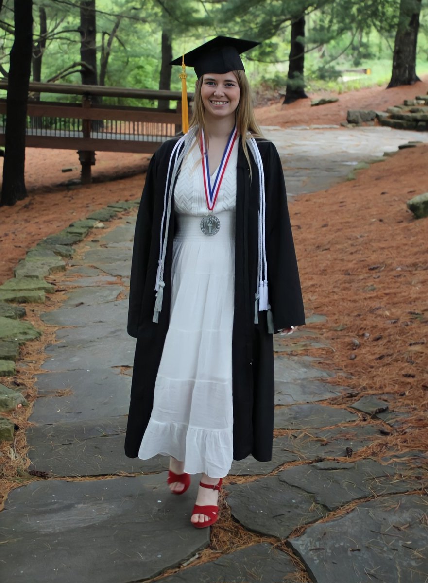 _brookeprater's tweet photo. Some more graduation pictures for you 🎓

#firstgen #Classof2022 https://t.co/3VkWj3rxcK