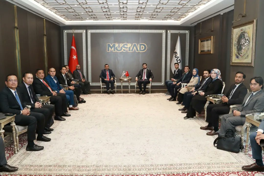 Malezya UMNO Partisi Gençlik Kolları Başkanı Dr. Asyraf bey ve beraberindeki heyet Genel Merkezimizi ziyaret ettiler. 

Görüşmede helal turizm, islami finans, yatırım ve dış ticaret  konuları yer aldı. ++