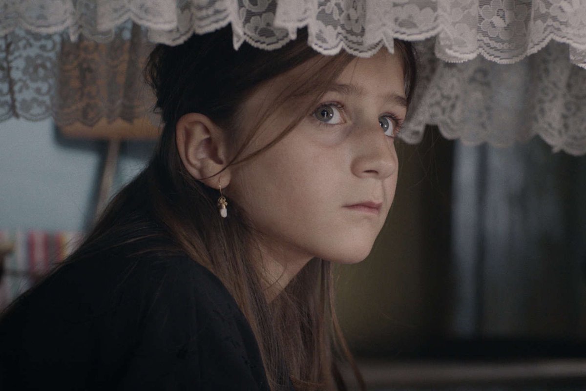 Un très beau film de deuil et d’enfance, sublimé par la lumière de Rui Poças (l’un des tops chef-op européens). #AlmaViva est un 1er film enchanteur de Cristele Alves Meira qui nous offre de sacrées sorcières. Premières larmes en tout cas. #Cannes2022