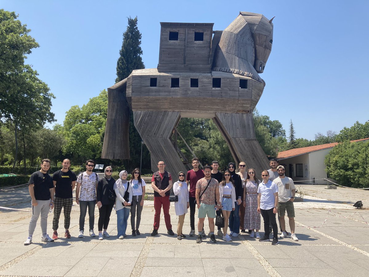 terziogluvakfi's tweet photo. ÇOMÜ’deki bursiyer öğrencilerimizle Müzeler Haftası kapsamında düzenlediğimiz Troya Müze ve Ören yeri gezimizde bizlere destek olan Çanakkale İl Özel İdaresi’ne, İl Kültür ve Turizm Müdürlüğü’ne ve rehberlikleri için ÇARO Başkanı Cihan Müşterioğlu’na teşekkür ederiz. https://t.co/dWLUgCCCgZ