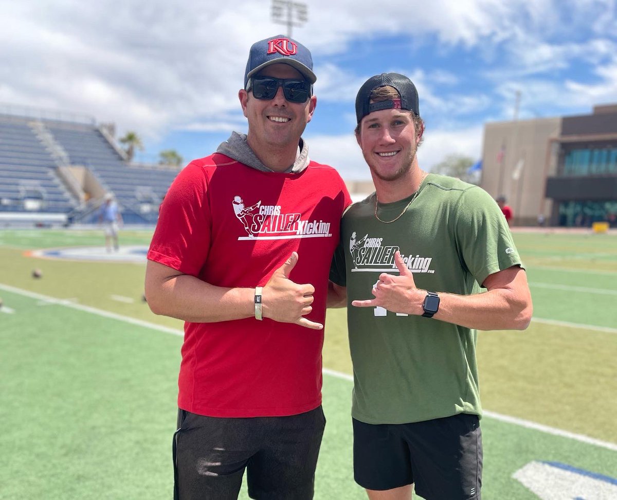 Fresh off winning Vegas XL, Chris Sailer Kicking Punter @RossJamez12 has committed to @oregonfootball. Ross is going to be one of the best in college football next season. @CoachJoeLorig @BrandonHuffman @ThePuntFactory #TeamSailer #PuntFactory