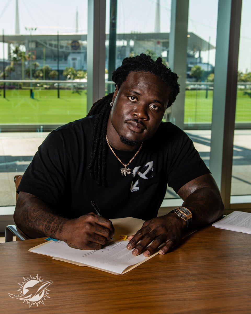 MiamiDolphins's tweet photo. ✍️ @MelvinIngram 

📍 @BaptistHealthSF Training Complex https://t.co/FOD9ejq7wd