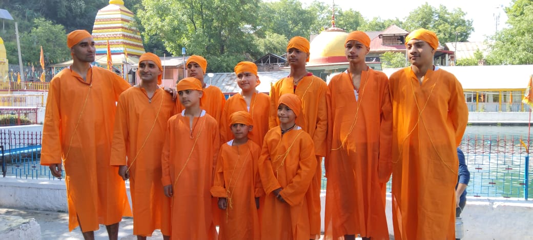 Great news from #Kashmirvalley, 10 #KashmiriPandit boys undergo #Upanayana samskara at #Mattan in #Anantnag dist. Our blessings to the young 'Vatus' and we pray to #GayatriMata to guide them in the path of #Dharma

#HarHarMahadevॐ 
#KashmiriHinduLivesMatter
#SanatanaDharma 🙏🙏🙏