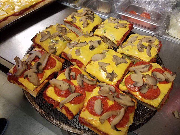 RegionalUSFood's tweet photo. Altoona-style pizza (Altoona, PA) https://t.co/8rdgPwSM52