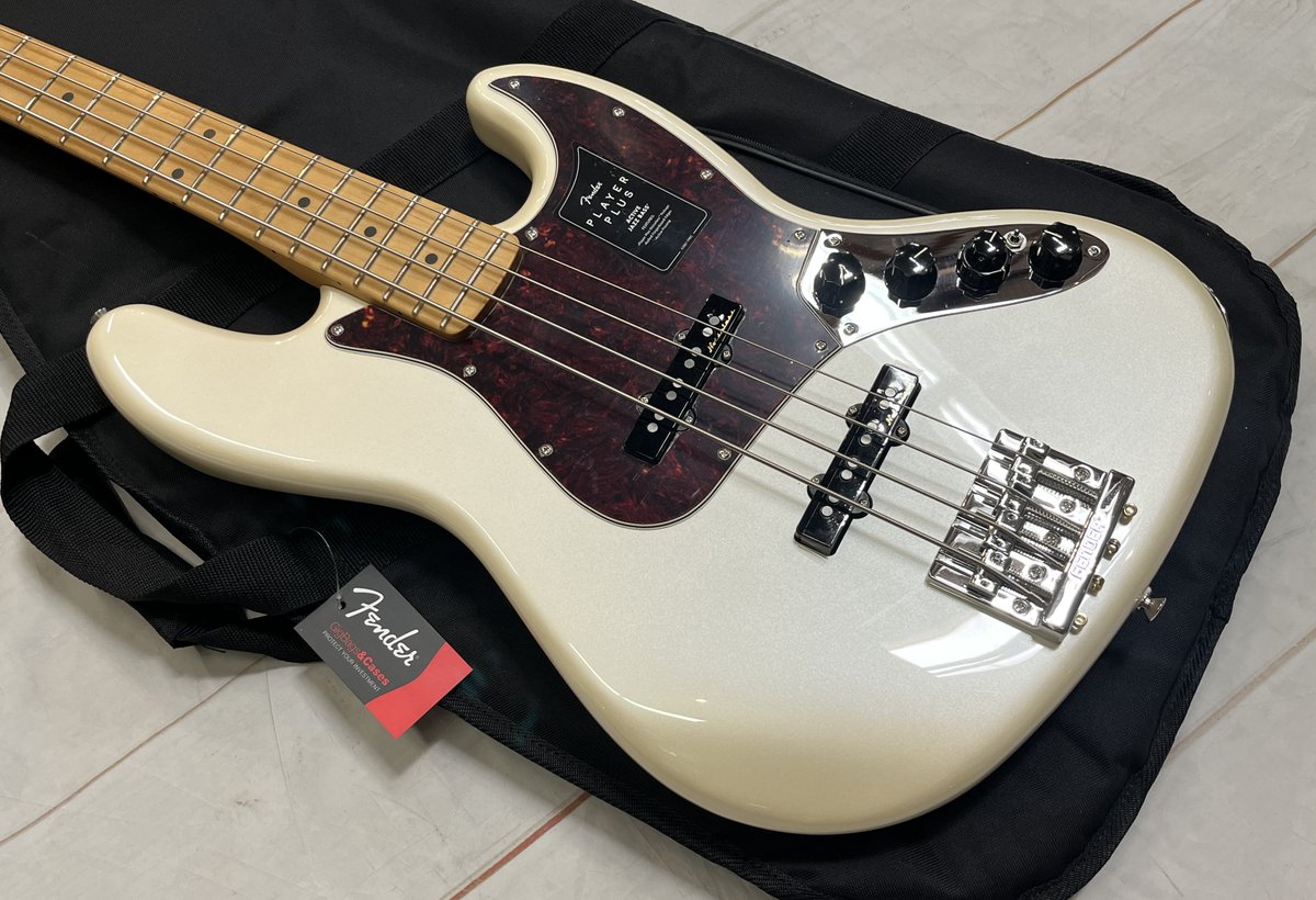 Rush74Kyle's tweet photo. This just in @MurdockMusicUt Fender Player Plus Jazz Bass in Olympic Pearl!! Gorgeous!! #PlayerPlus #FenderBasses #Fender #JazzBass #GeddyLee Approved!! 😲👌👍😉 #rushfamily @MuellersHammer #Bassist #BassGuitar #FenderGuitars https://t.co/tTb95DU1rt