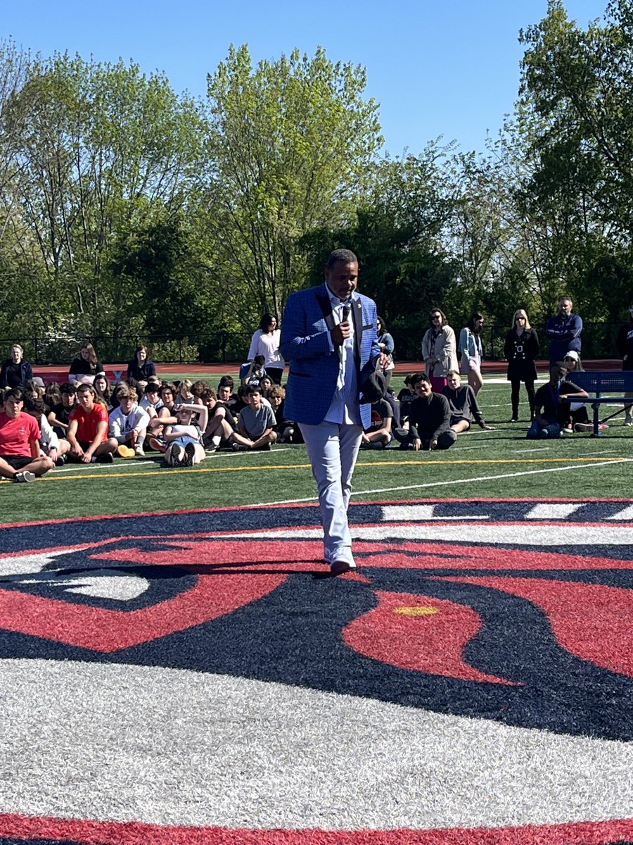 rmezzanotte's tweet photo. What a day today at ⁦@LHSRI⁩! ⁦@CoachCooleyPC⁩ spoke to our students about leadership, gratitude and embracing being different. His message was truly inspiring! Thanks for visiting us today, Coach! #RISEUP ⁦@LHSRI_Athletics⁩ ⁦@KevinJ_McNamara⁩ https://t.co/x9eL5ZYq44